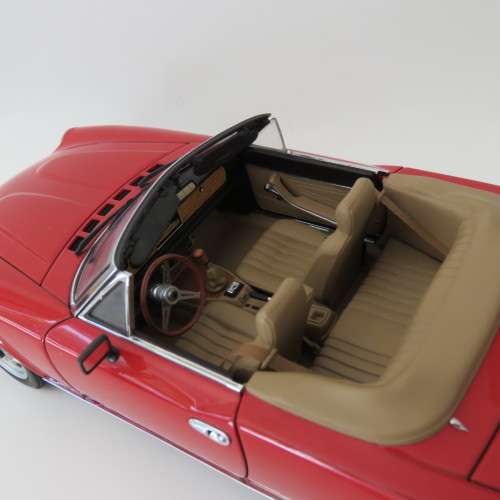 Auto Art Fiat Spider convertible model car - Door window trimming missing - Scale 1/18