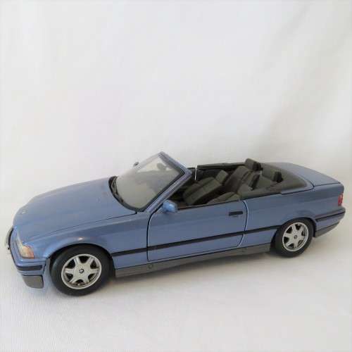 Maisto 1993 BMW 325i convertible model car - Scale 1/18 - Window stain damage