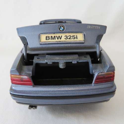 Maisto 1993 BMW 325i convertible model car - Scale 1/18 - Window stain damage