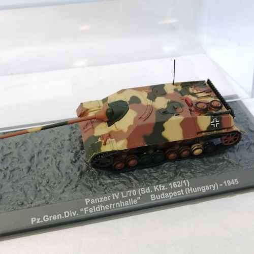 1945 German ( Budapest ) Panzer IV L/70 Sd.kfz. 162/1 combat tank die-cast model