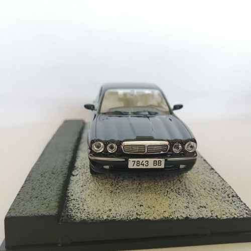 James Bond 007 - Jaguar XJ 8 model car - Casino Royale