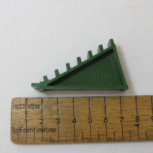 Lot of 13 vintage Tri-Ang Scalextric variable height slot track lifters