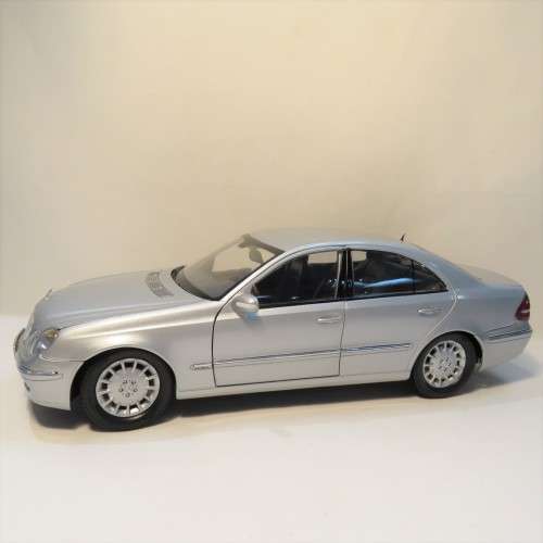 Kyosho Mercedes-Benz E-class model car - Scale 1/18