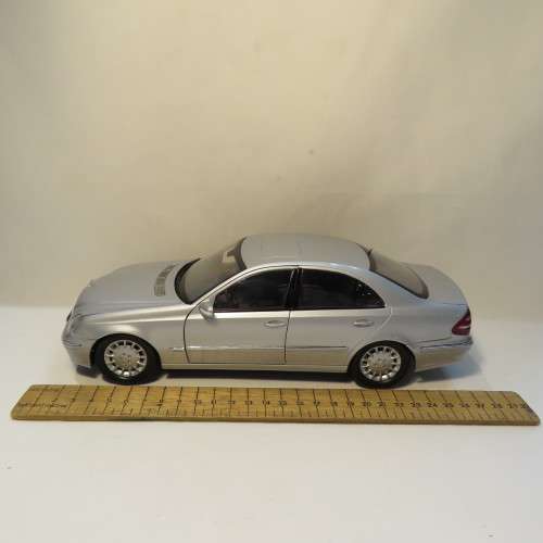 Kyosho Mercedes-Benz E-class model car - Scale 1/18
