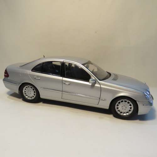 Kyosho Mercedes-Benz E-class model car - Scale 1/18