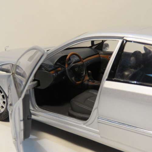 Kyosho Mercedes-Benz E-class model car - Scale 1/18