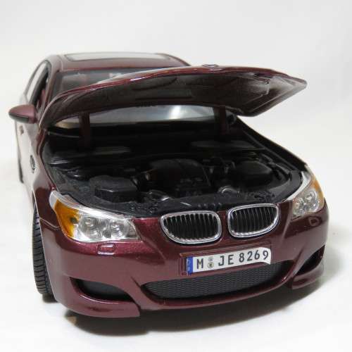 Maisto BMW M5 model car - Scale