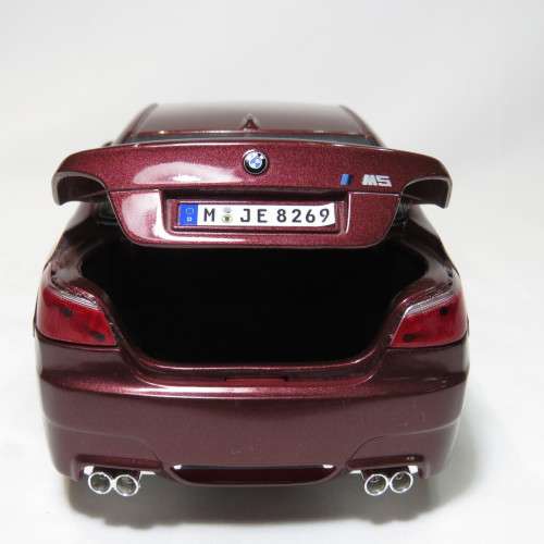 Maisto BMW M5 model car - Scale
