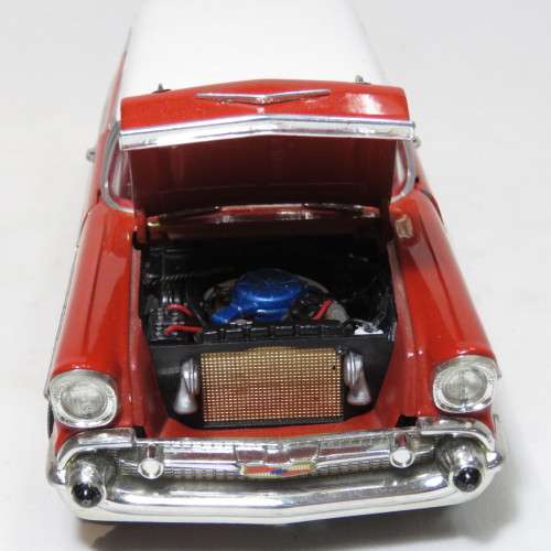Road Tough 1957 Chevrolet Nomad model car - Scale 1/24