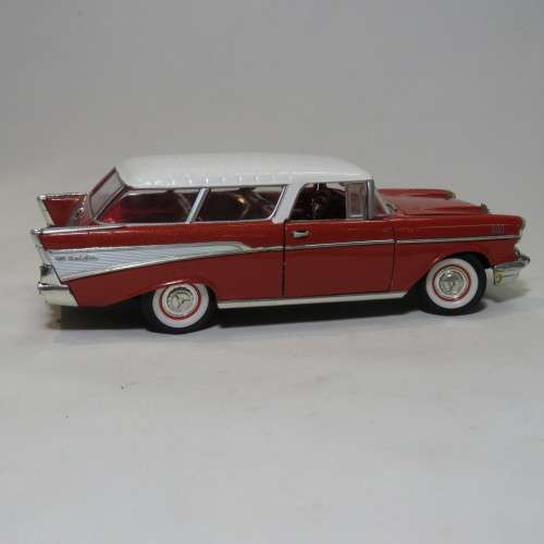 Road Tough 1957 Chevrolet Nomad model car - Scale 1/24