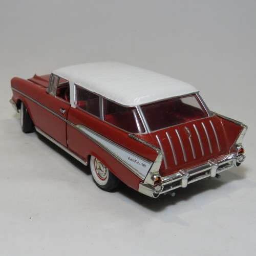 Road Tough 1957 Chevrolet Nomad model car - Scale 1/24