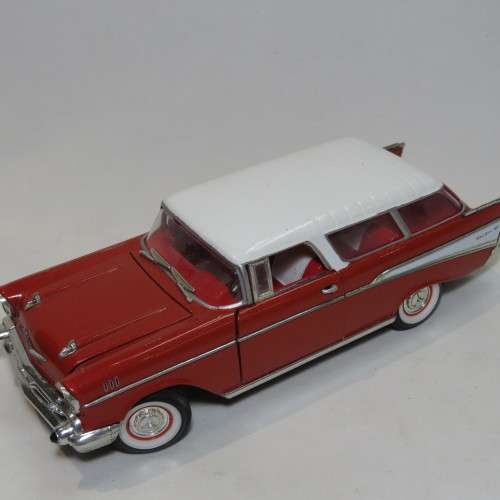 Road Tough 1957 Chevrolet Nomad model car - Scale 1/24