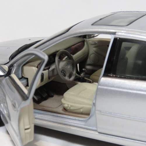 Maisto Jaguar X-Type model car - Scale