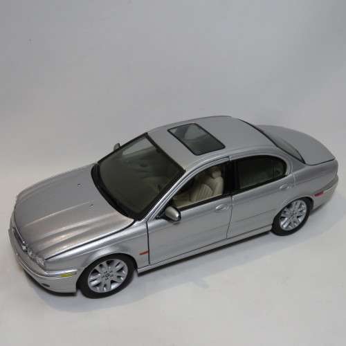 Maisto Jaguar X-Type model car - Scale