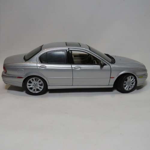 Maisto Jaguar X-Type model car - Scale