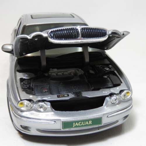 Maisto Jaguar X-Type model car - Scale