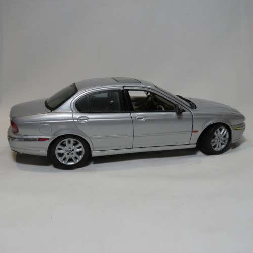 Maisto Jaguar X-Type model car - Scale