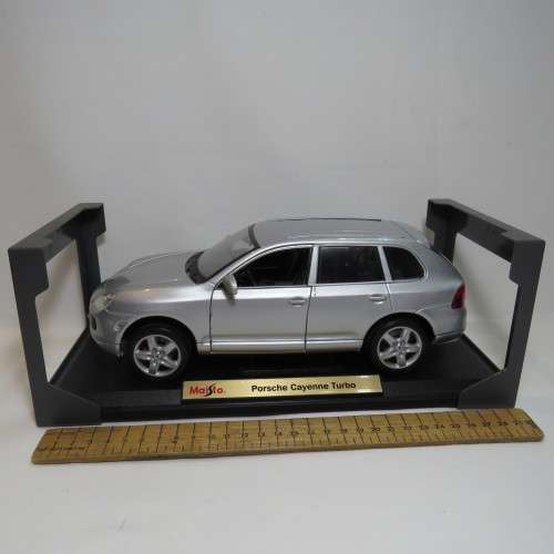 Maisto Special Porsche Cayenne Turbo model car in box - Scale 1/18