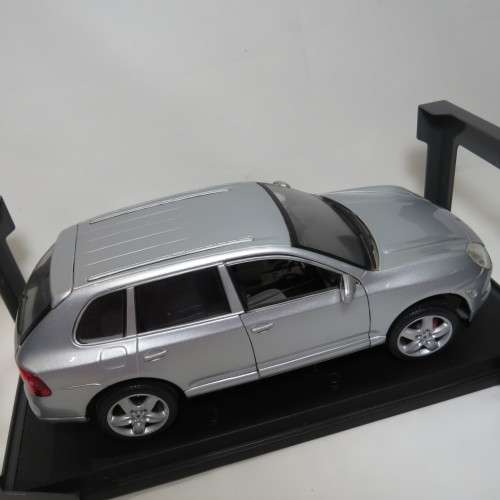 Maisto Special Porsche Cayenne Turbo model car in box - Scale 1/18
