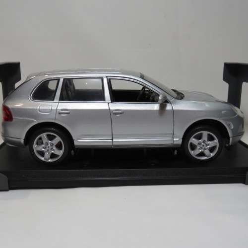 Maisto Special Porsche Cayenne Turbo model car in box - Scale 1/18