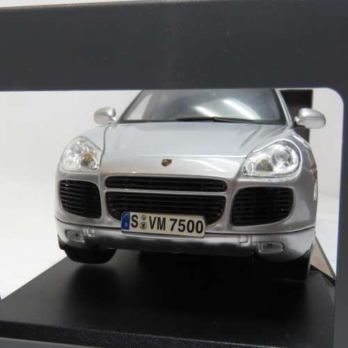 Maisto Special Porsche Cayenne Turbo model car in box - Scale 1/18