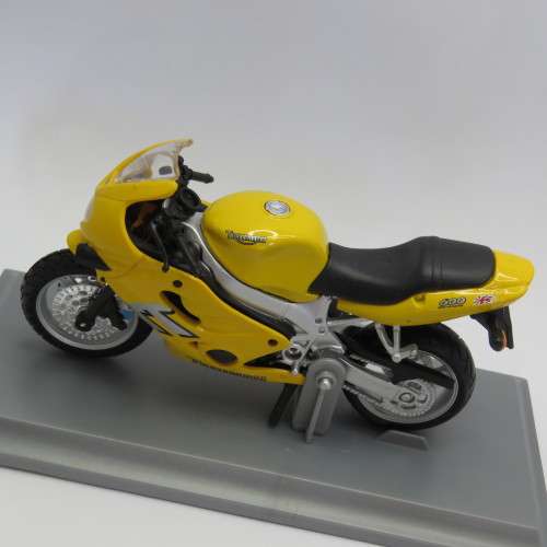 Maisto Triumph TT600 die-cast motorcycle - Scale 1/18 in box