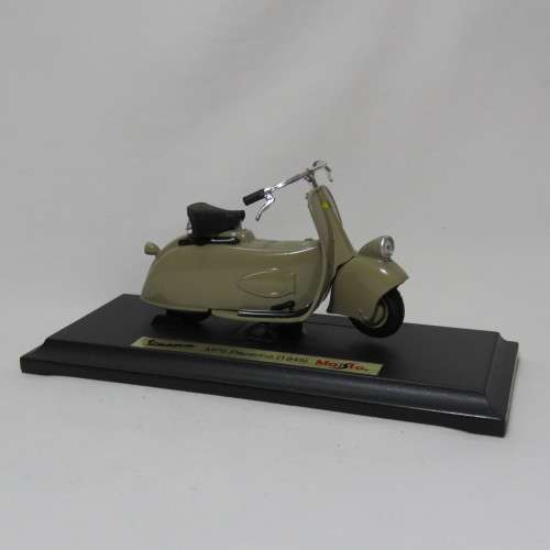 Maisto 1945 Vespa MP5 Paperino die-cast motorcycle - Scale 1/18 in box