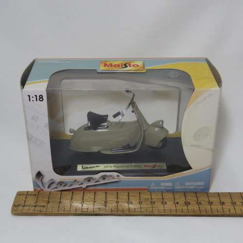 Maisto 1945 Vespa MP5 Paperino die-cast motorcycle - Scale 1/18 in box