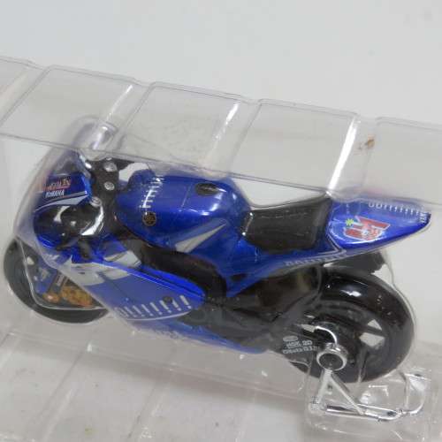 Maisto 2005 Yamaha YZR-M1 Gauloises Fortuna MotoGP die-cast motorcycle - #5 Colin Edwards