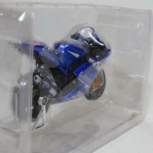 Maisto 2005 Yamaha YZR-M1 Gauloises Fortuna MotoGP die-cast motorcycle - #5 Colin Edwards