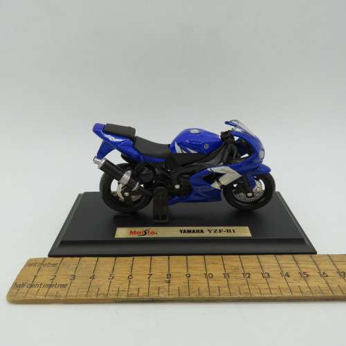 Maisto Yamaha YZF-R1 die-cast motorcycle - Scale 1/18 in box