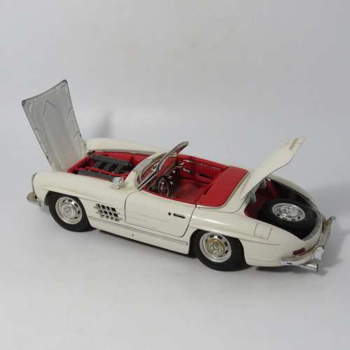 Bburago Merceds-Benz 300 SL model car - scale 1/18