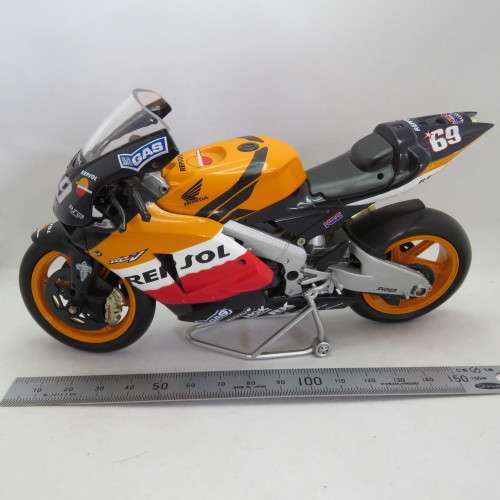 NewRay 2005 Honda RC211V Team Repsol MotoGP model motorcycle - #69 Nicky Hayden - Scale 1/12