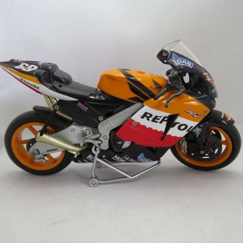 NewRay 2005 Honda RC211V Team Repsol MotoGP model motorcycle - #69 Nicky Hayden - Scale 1/12