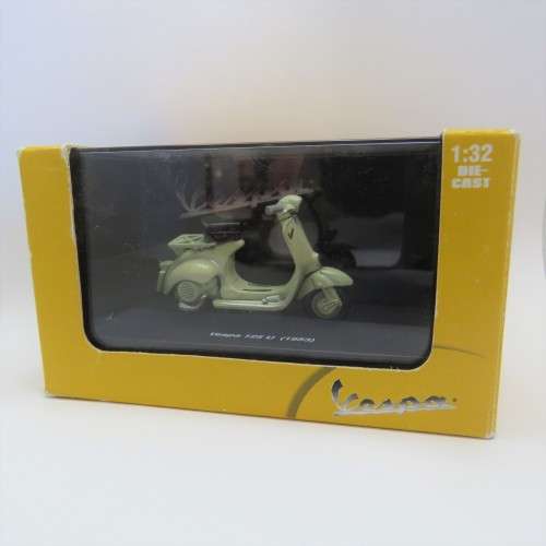 NewRay 1953 Vespa 125 U model motorcycle in case - Scale 1/32