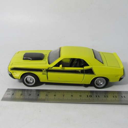 NewRay 1970 Dodge Challenger model car - pull back action - scale 1/32