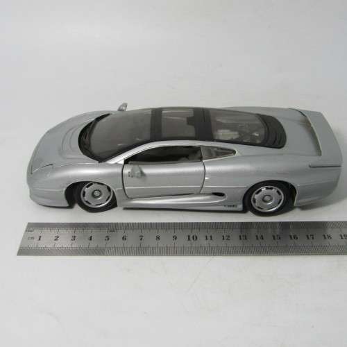 Maisto Jaguar XJ220 model car - scale 1/24