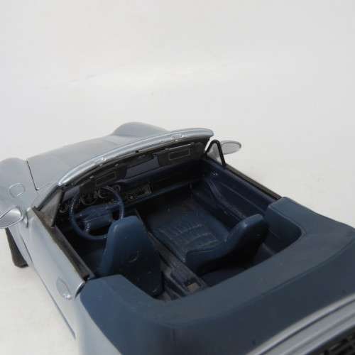 Maisto 1994 Porsche 911 Carrera Cabriolet die-cast model car - Scale 1/18