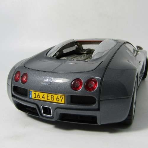 AutoArt Bugatti EB 16.4 Veyron showcar model car in box - excellent - #1661 with COA
