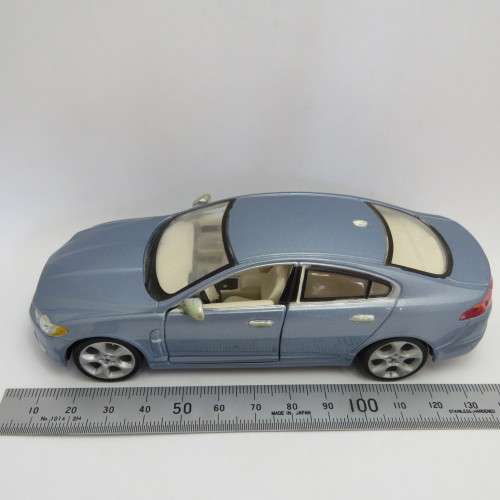 Bburago Jaguar XF model car - Scale