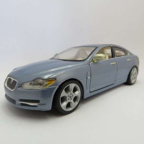 Bburago Jaguar XF model car - Scale