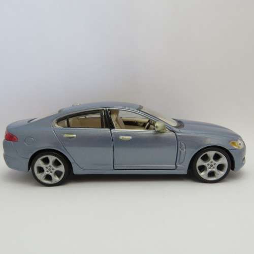 Bburago Jaguar XF model car - Scale