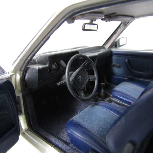 AutoArt BMW 323i die-cast model car - left rear wheel repaired - scale 1/18