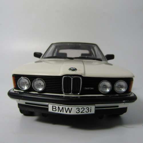 AutoArt BMW 323i die-cast model car - left rear wheel repaired - scale 1/18