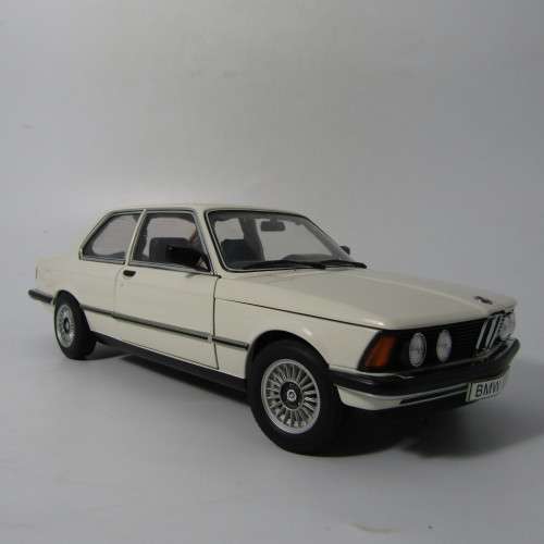 AutoArt BMW 323i die-cast model car - left rear wheel repaired - scale 1/18