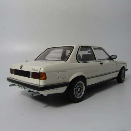 AutoArt BMW 323i die-cast model car - left rear wheel repaired - scale 1/18