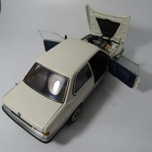 AutoArt BMW 323i die-cast model car - left rear wheel repaired - scale 1/18