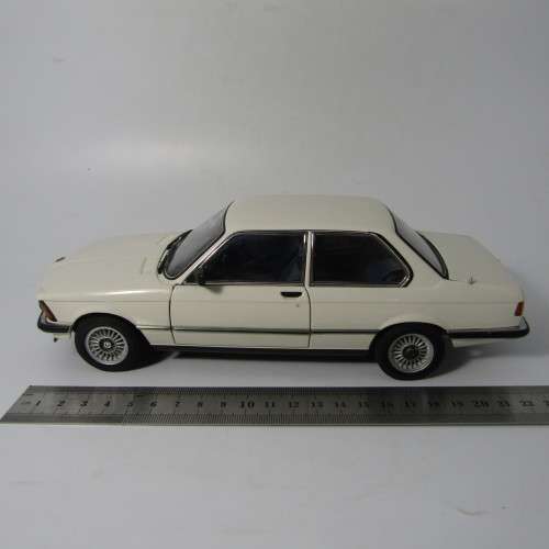 AutoArt BMW 323i die-cast model car - left rear wheel repaired - scale 1/18