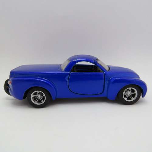 Maisto 2000 Chevrolet SSR Concept model car - Scale 1/36