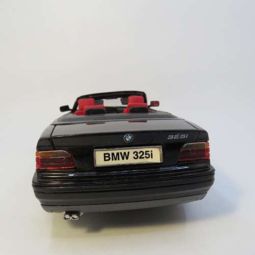 Maisto 1993 BMW 325i convertible model car - Scale